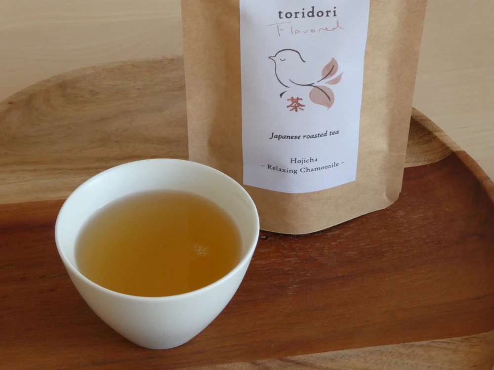 A soft, relaxing hojicha blended with sweet chamomile flowers.