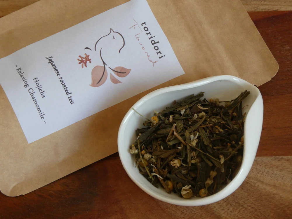 A soft, relaxing hojicha blended with sweet chamomile flowers.