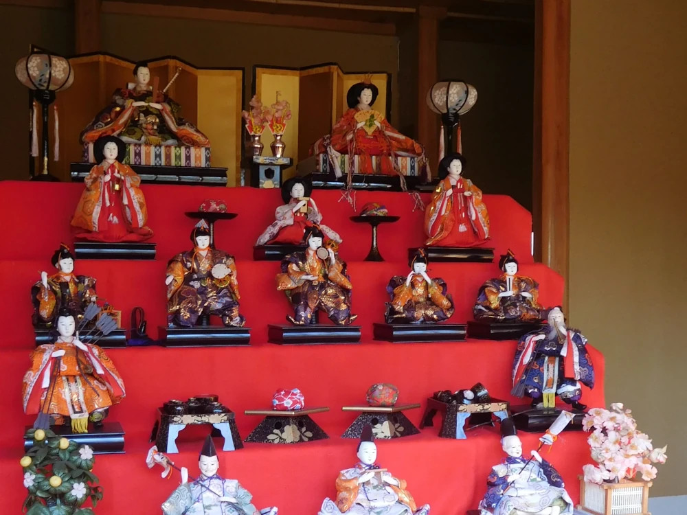 The current tradition of such gorgeous "hinaningyo" (hinamatsuri dolls) decoration was established around the 18th century in Japan.