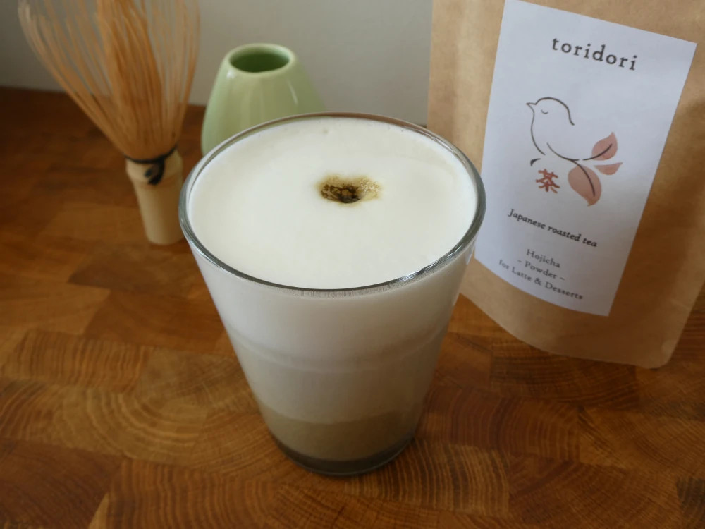Hojicha latte macchiato at home with Toridori's hojicha powder.