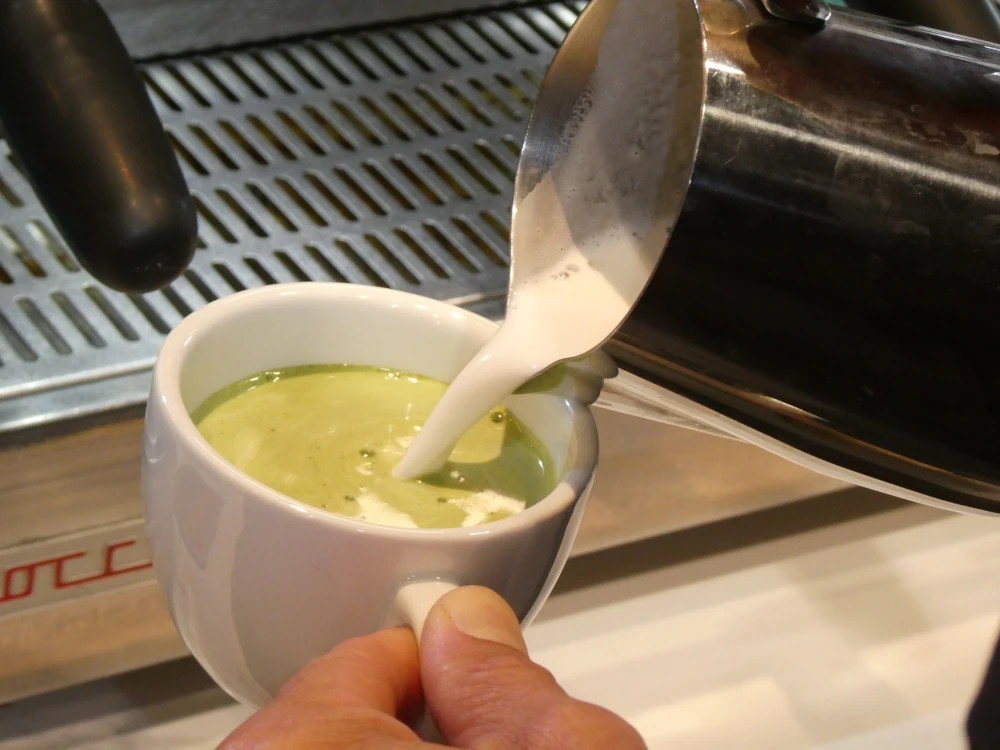 Autumn tencha creates a great harmony with milk and sugar.